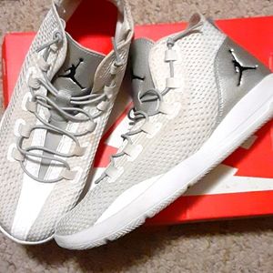Jordan Reveal metallic silver